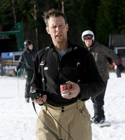 Fredrik Hedin, anläggningschef, är glad över att skidsäsongen på Vallåsen äntligen kommit igång.